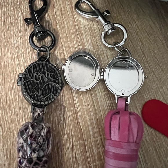 Leather tassels for purse or keychain. - Picture 3 of 6